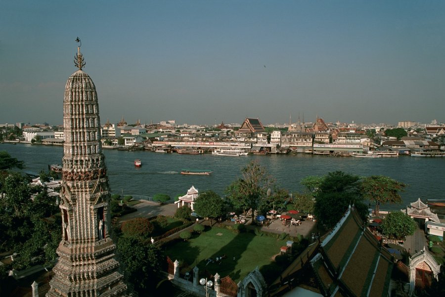 Wat Arun dominant le fleuve. Author's Image