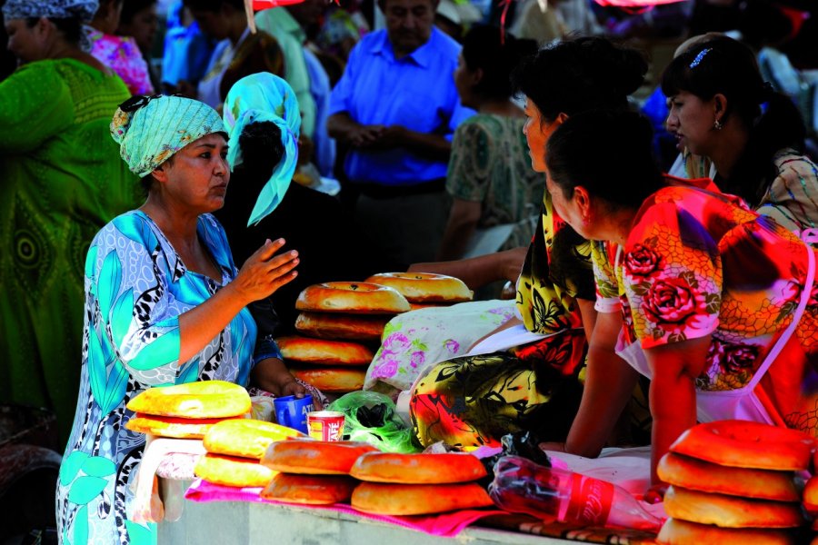 Étal de vente de pains traditionnels au bazar de Samarkand. Patrice ALCARAS