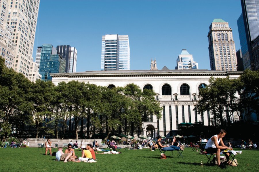 Instants de détente à Bryant Park (Midtown). Author's Image