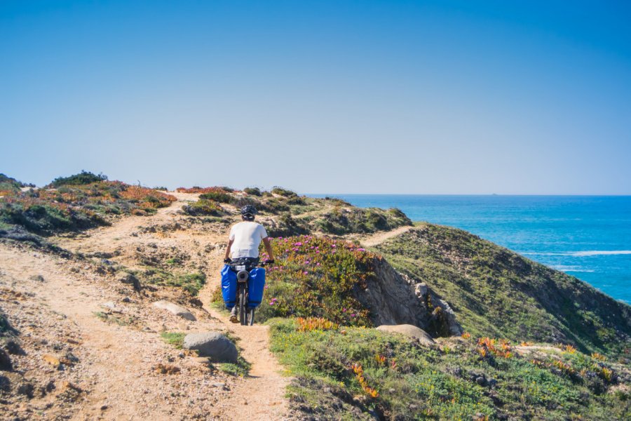 Randonnée à vélo aux alentours de Sines. Guaxinim - Shutterstock.com