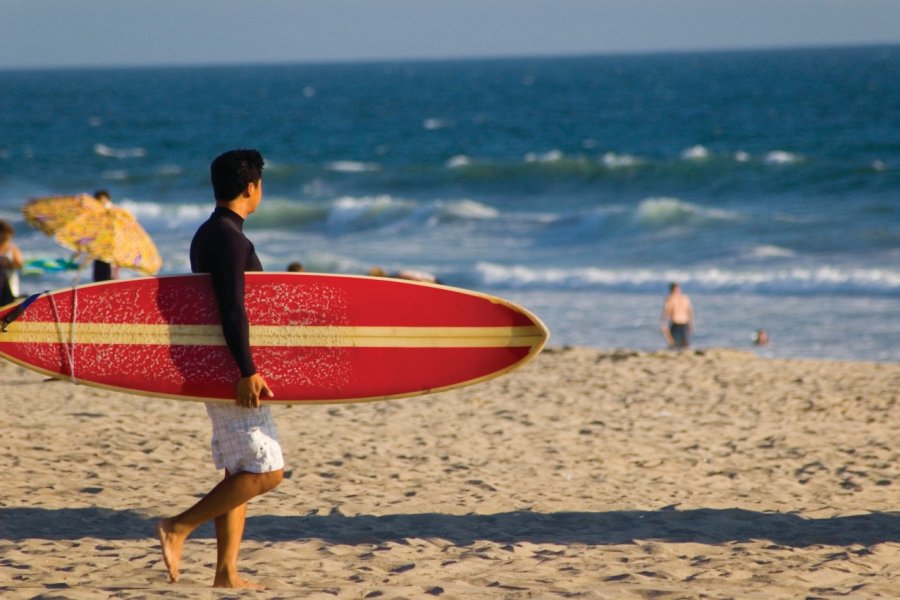 Surfeur sur Manhattan Beach. Pcharlesfisher - iStockphoto
