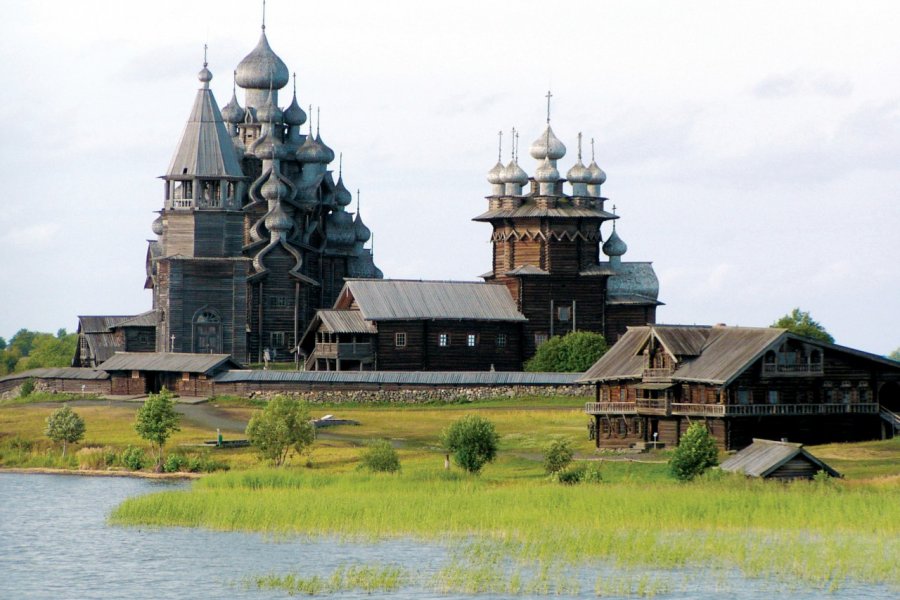 Vue générale de l'ensemble architectural en bois. Stéphan SZEREMETA