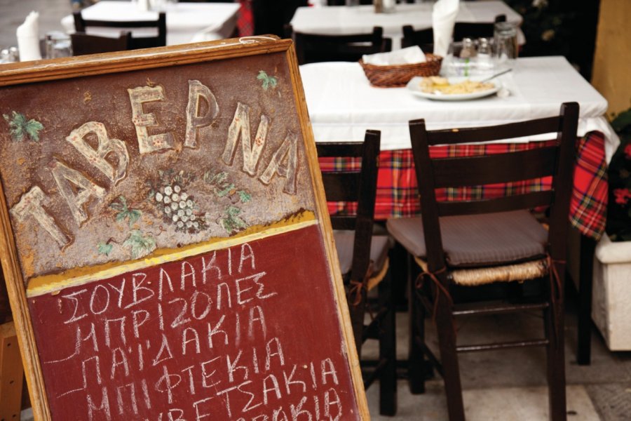 Taverne grecque du quartier de Plaka. (© FotografiaBasica - iStockphoto.com))