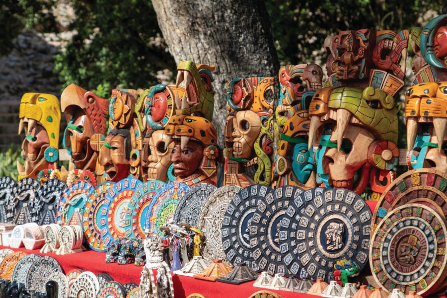 Masques en bois sculpté au marché de Chichen Itza. ronniechua - iStockphoto.com