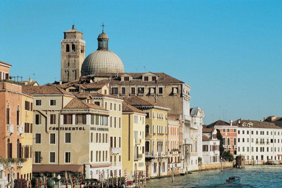 Façades vénitiennes typiques donnant sur le Grand Canal. (© Stéphan SZEREMETA))