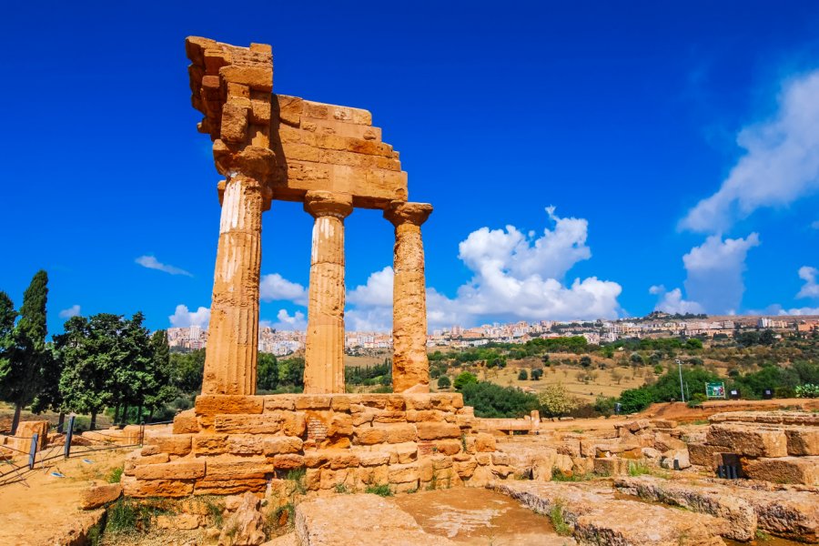 Ruines du temple des Dioscures, Castor et Pollux. Emi Cristea - Shutterstock