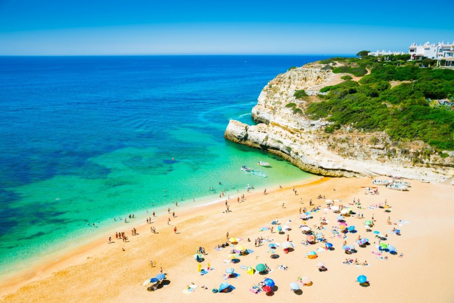 Vue sur une plage de Portimão. elenaburn - Shutterstock.com