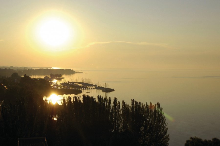 Coucher de soleil sur le lac Balaton. S.Nicolas - Iconotec