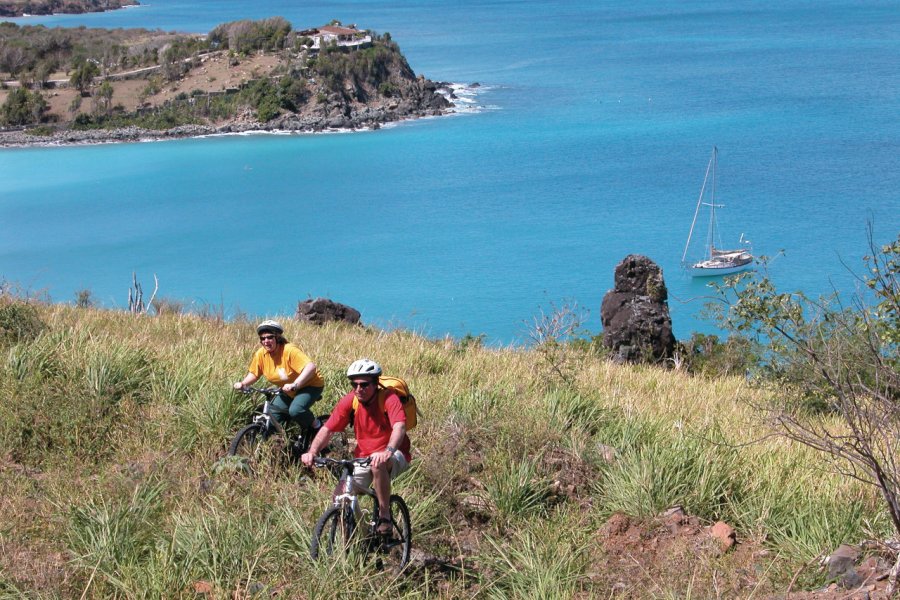 Balade en VTT à Friar's Bay. Office de Tourisme de Saint-Martin - Claude CAVALERA