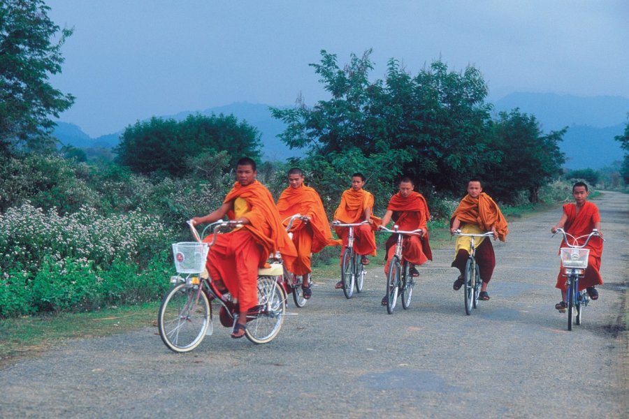 Jeunes bonzes à bicyclette. Eric Martin - Iconotec