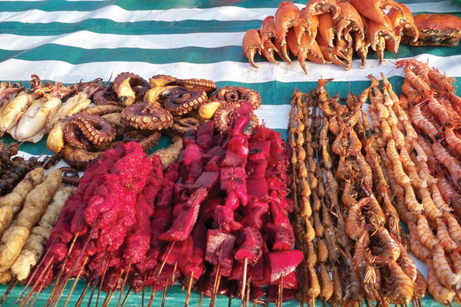 Brochettes à emporter sur le marché de Zanzibar Town. Hailshadow - iStockphoto