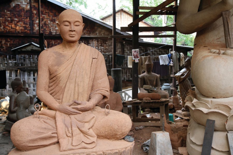 De nombreux Bouddhas géants sont produits ici pour le monde entier. Stéphan SZEREMETA