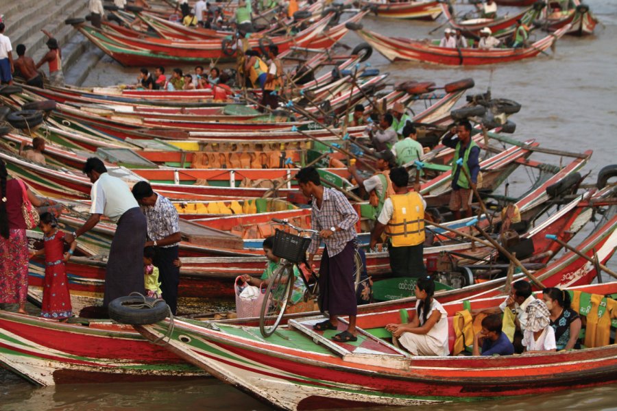 Sur le fleuve Yangon. Stéphan SZEREMETA