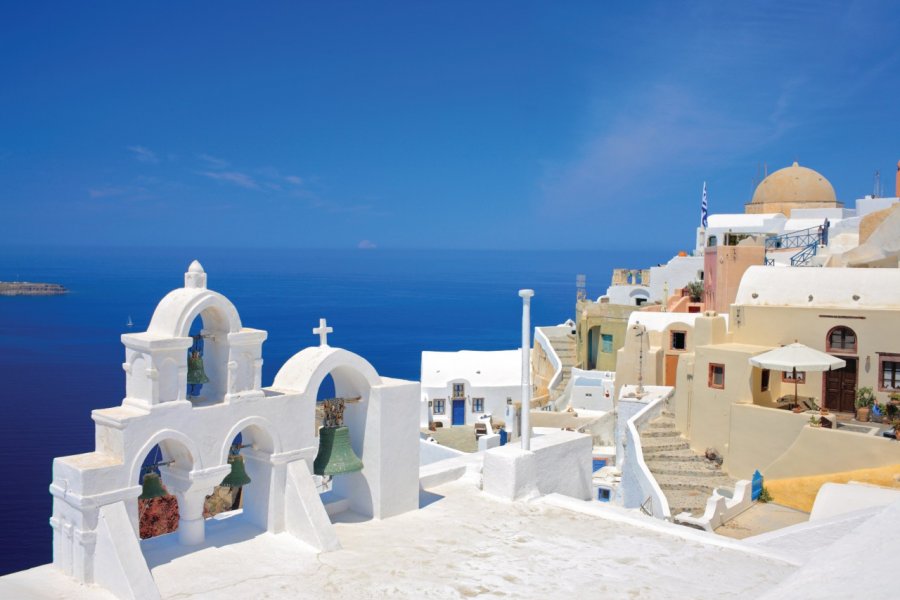 Cloches d'une église sur l'île de Santorin. Ljupco Smokovski - Shutterstock.com