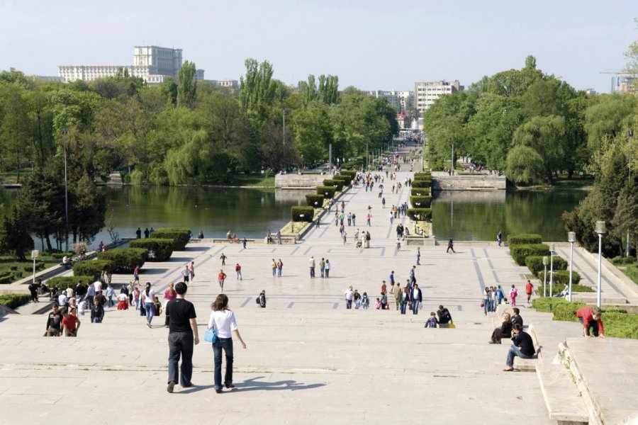 Promenade dans le parc Carol. Alamer - Iconotec