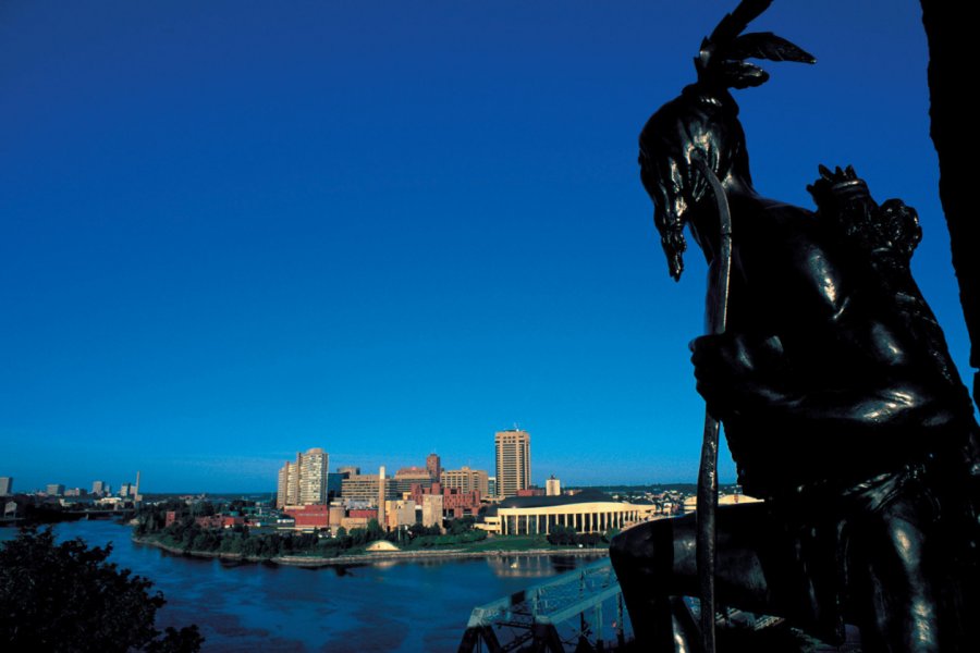 Vue sur Gatineau (secteur Hull) depuis le monument Champlain. Cali - Iconotec