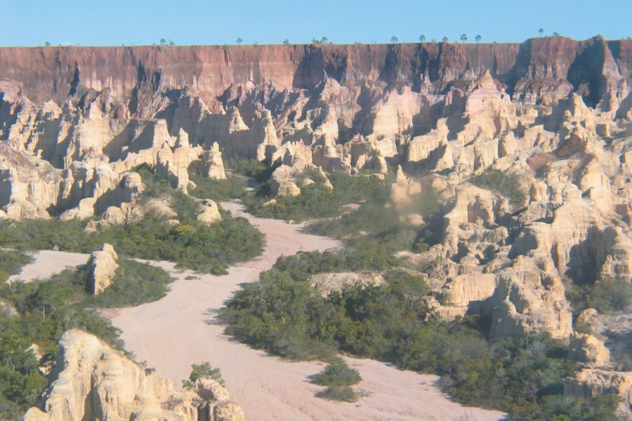 Tsingy rouges près du lodge de Jacky Cauvin Arnaud BONNEFOY