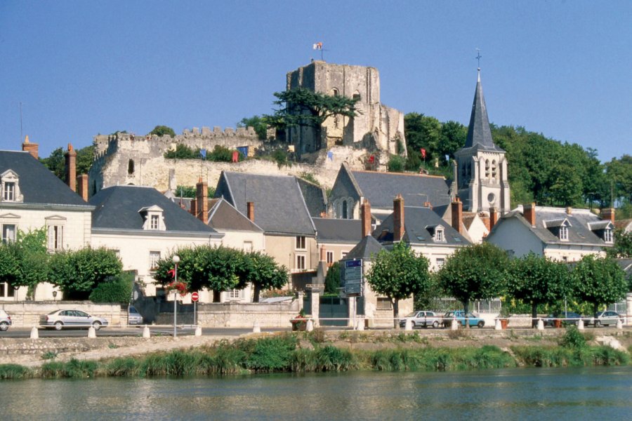 Le donjon, l'église Sainte-Croix et le village au bord du Cher - Montrichard (© OLIVIER.BOST - XILOPIX))