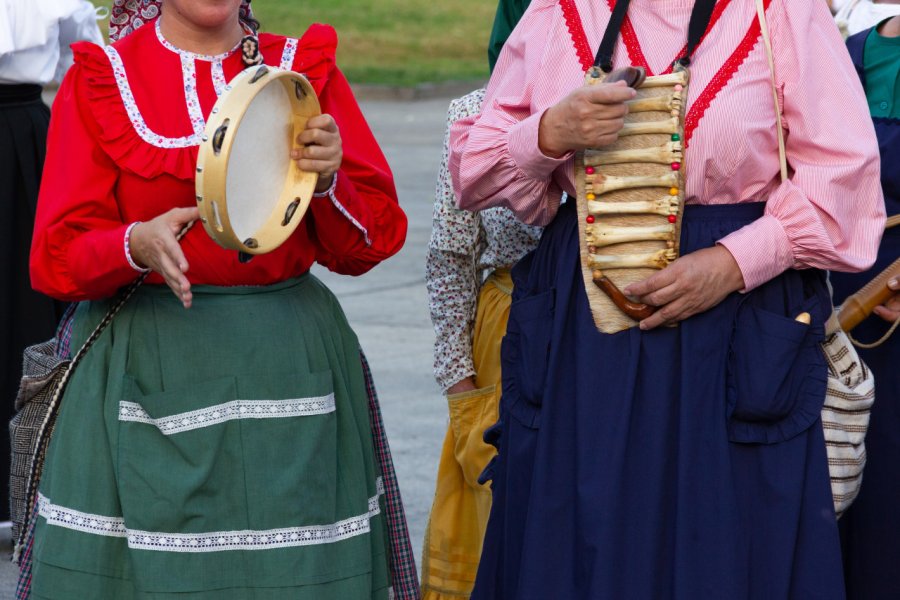 Femmes en costume traditionnel jouant du tambourin et des os faits main. Josu Ozkaritz - Shutterstock.com