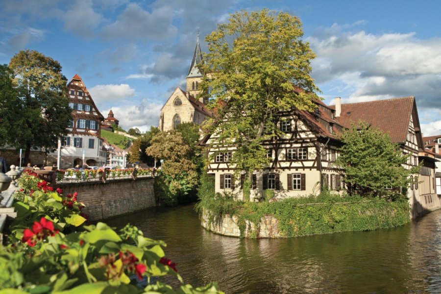 Vue sur le canal, l'église et le château d'Esslingen. Sculpies - iStockphoto