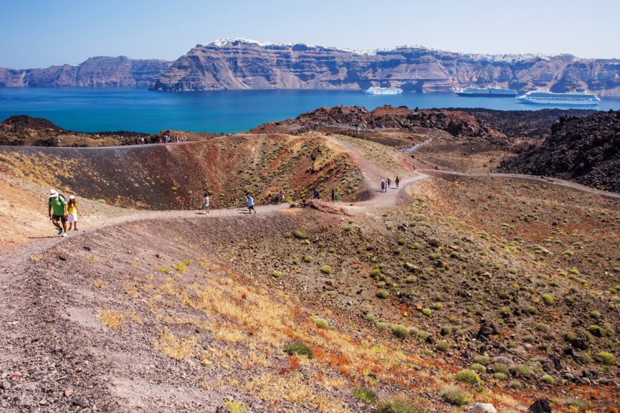 excursion sur l'île volcanique de Nea Kameni. artistique7 / Shutterstock.com