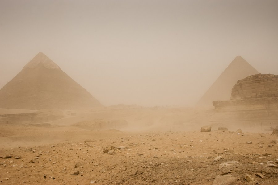 Tempête de sable aux Pyramides. Giorgio Caracciolo - Shutterstock.com