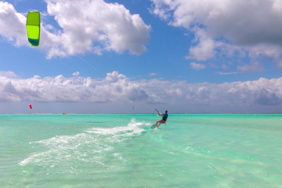 Le climat venteux de Zanzibar est idéal pour le kitesurf. RudiHulshof - iStockphoto.com