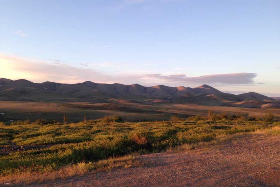 Cercle polaire arctique sous le soleil de minuit depuis la Dumpster Highway. Anne MOY