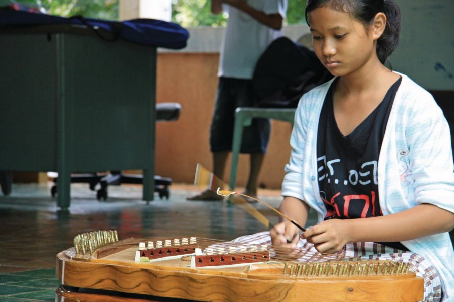 Jeune fille jouant du khim, un instrument traditionnel. Jérôme BOUCHAUD