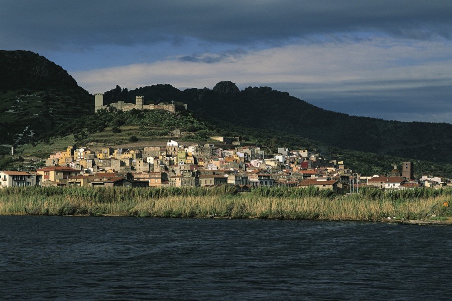 Bosa est une ville située au bord du fleuve Temo. Hugo Canabi - Iconotec