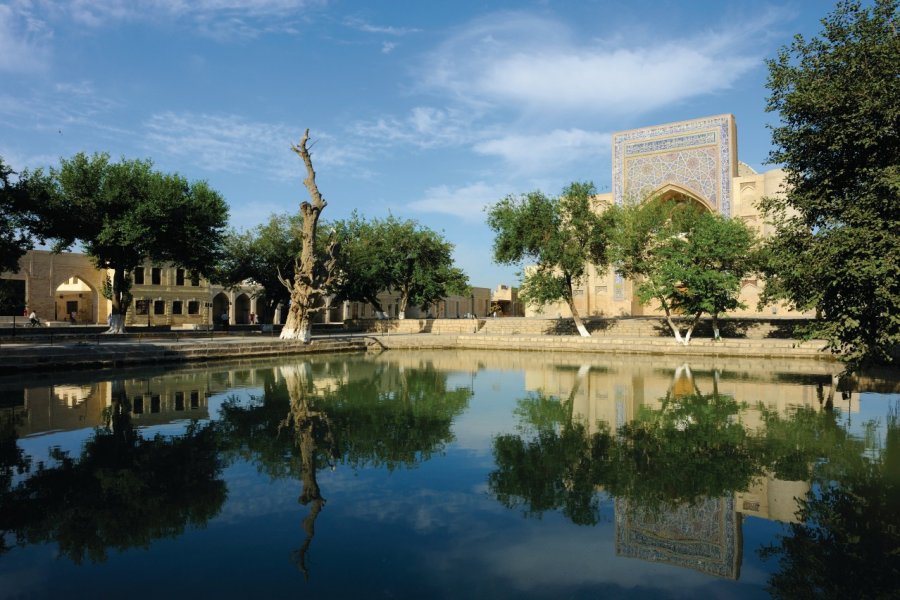 Reflets de la khanaka Nadir-Divanbeg dans l'eau du bassin de Liab-i-Khaouz. Patrice ALCARAS