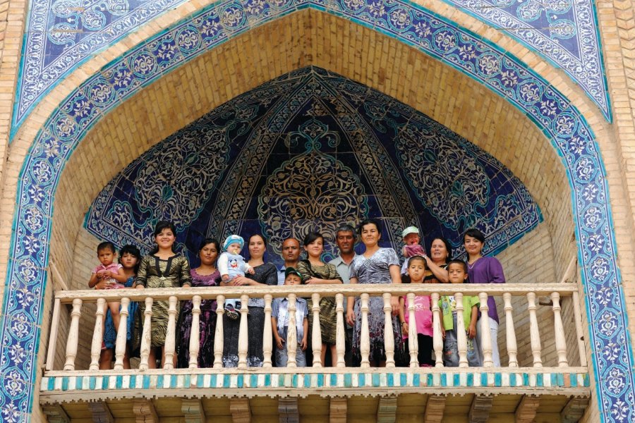 Portrait d'une famille de touristes ouzbeks au balcon de la madrasa Islam Khodja. Patrice ALCARAS