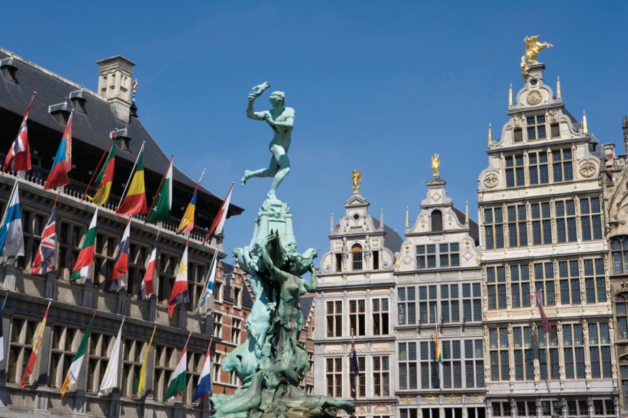 Statue de Silvius Brabo entourée par l'Hôtel de Ville et les maisons de guildes bordant la Grand-Place. Author's Image