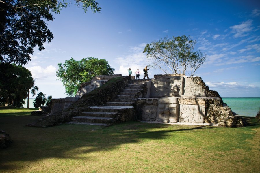 Le site archéologique maya de Cerros. Belize Tourism Board