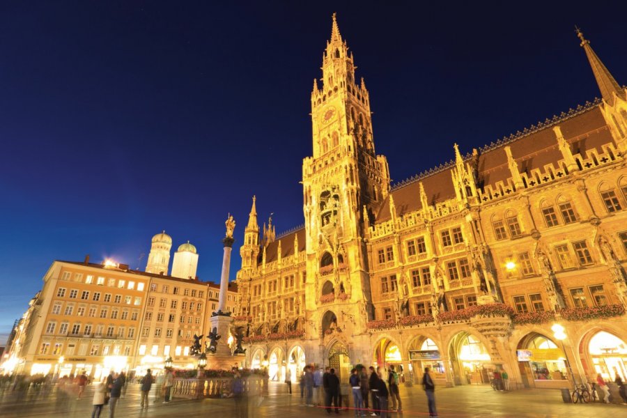 Neues Rathaus. Lawrence BANAHAN - Author's Image