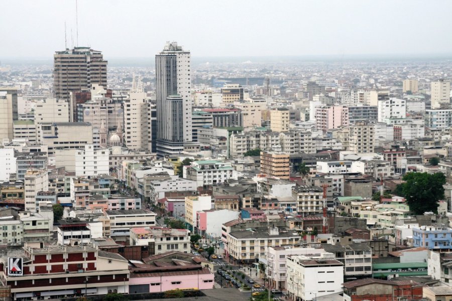 Guayaquil s'observe à perte de vue depuis Las Peñas. Stéphan SZEREMETA