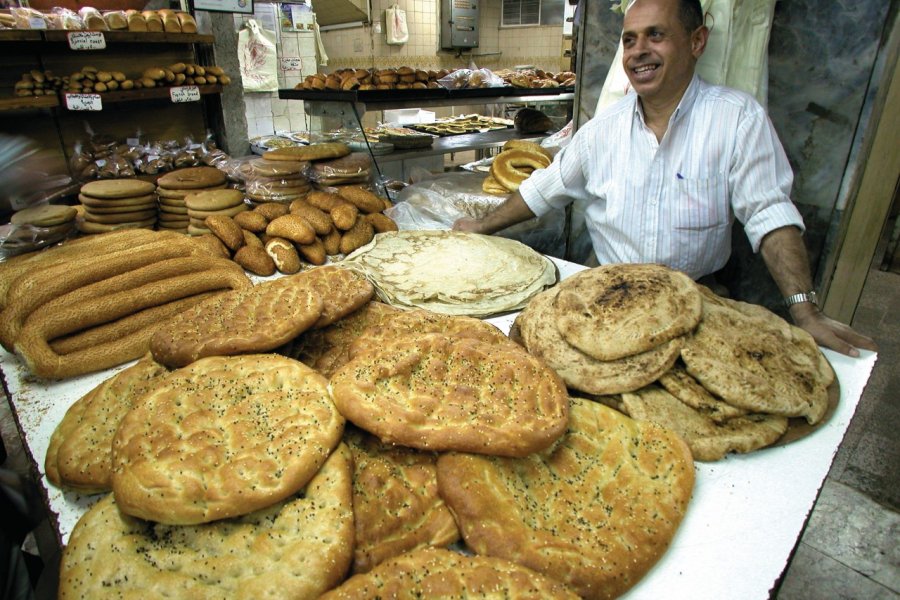 Boulangerie fabriquant du pita ou khobz (le pain arabe). Visit Jordan