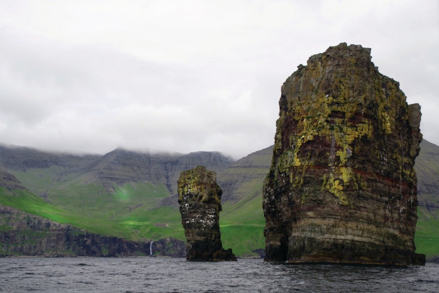 Les pitons rocheux de Drangarnir, gardiens de la baie de Sørvágur. Grégoire SIEUW