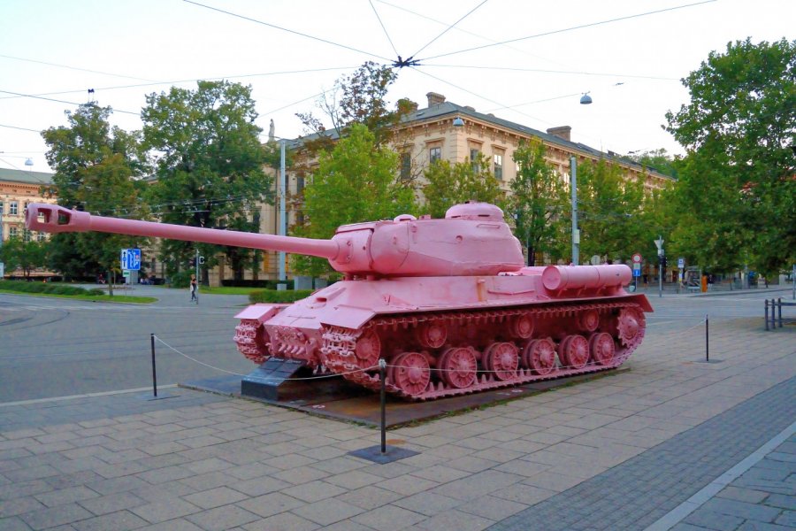 Un char soviétique repeint en rose par David Černý en 1991 avant d'être déplacé. Sergey Kosachev -shutterstock.com