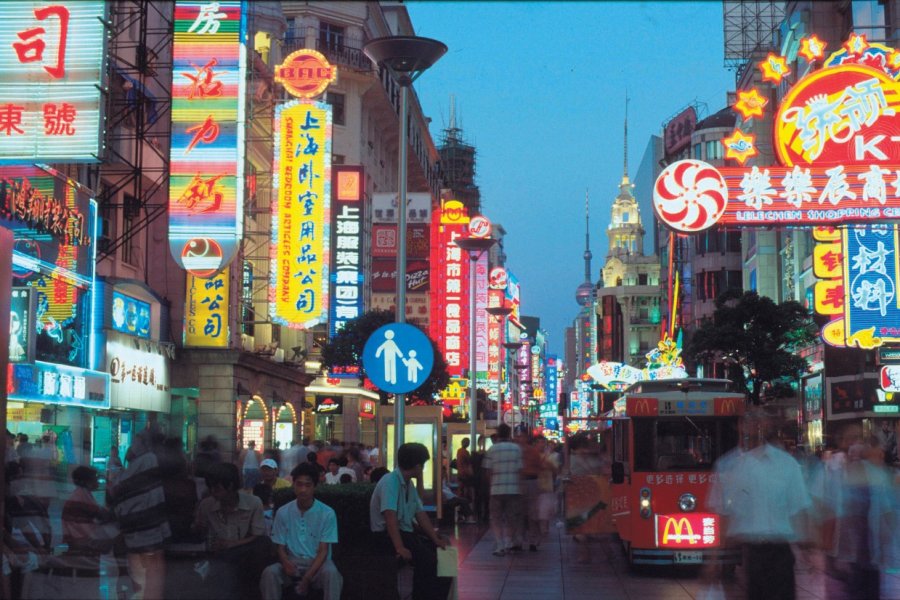 La rue Nanjing explose d'enseignes lumineuses multicolores dès la tombée de la nuit. Long Hai