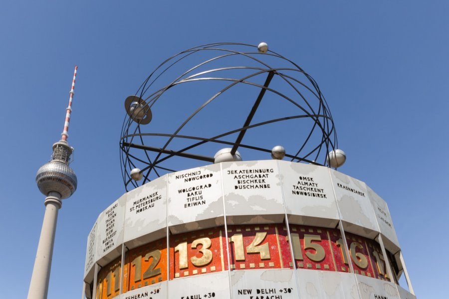 A Alexanderplatz, la Fernsehturm et l'horloge universelle sont tous deux des vestiges de la RDA. T.W. van Urk - Shutterstock.com