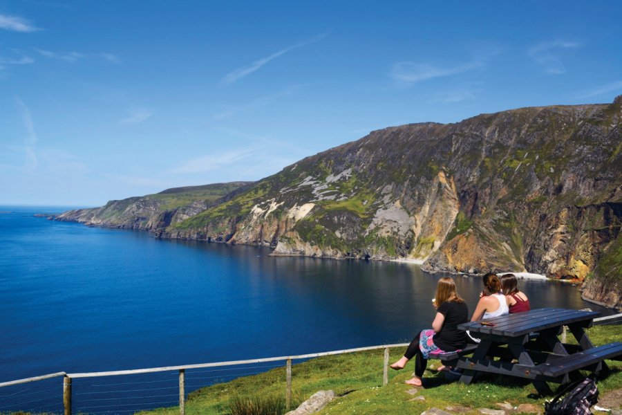 Culminant à 606 m, Slieve League (Sliabh Liag en gaélique), une des plus hautes falaises d'Europe. Donegal Tourism Ltd