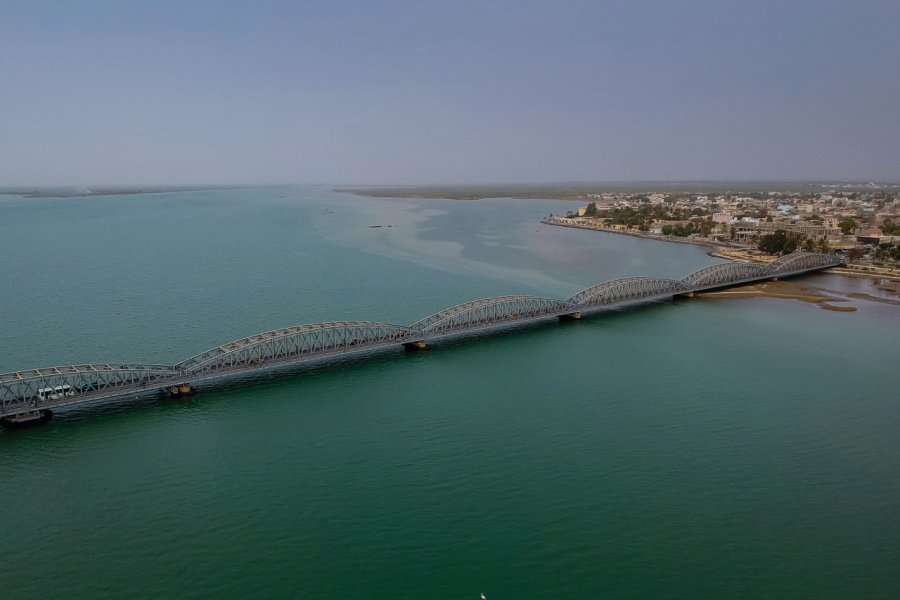 Le pont Faidherbe traversant le fleuve Sénégal, Saint-Louis. Anze Furlan / psgtproductions