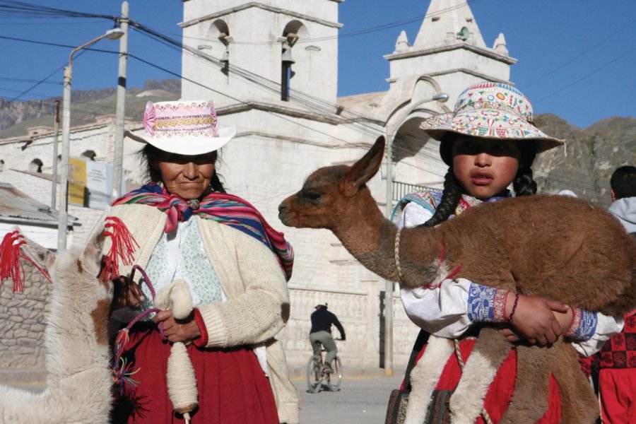 Costumes traditionnels dans le village de Chivay. Stéphan SZEREMETA