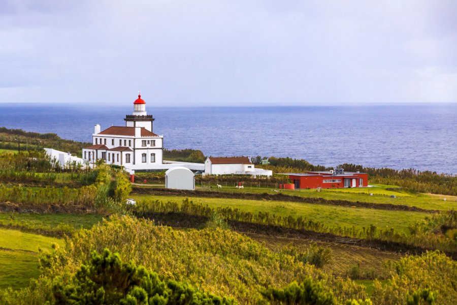 Phare de Ponta da Ferraria. katatonia82 - Shutterstock.com