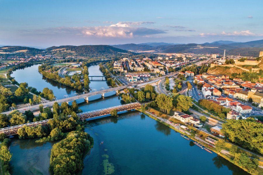 Trenčín et la rivière Vàh. Leonid Andronov