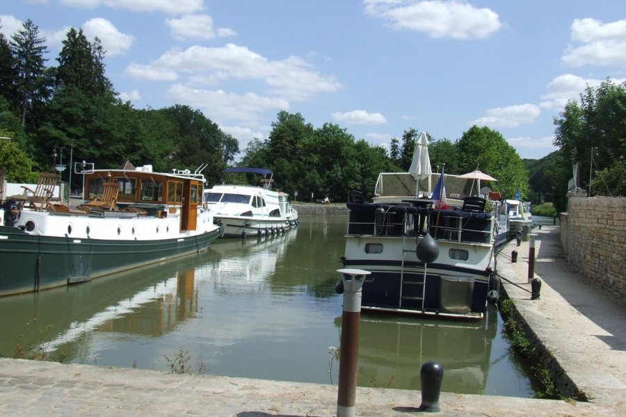 Les péniches du canal du Nivernais. Laëtitia STEIMETZ