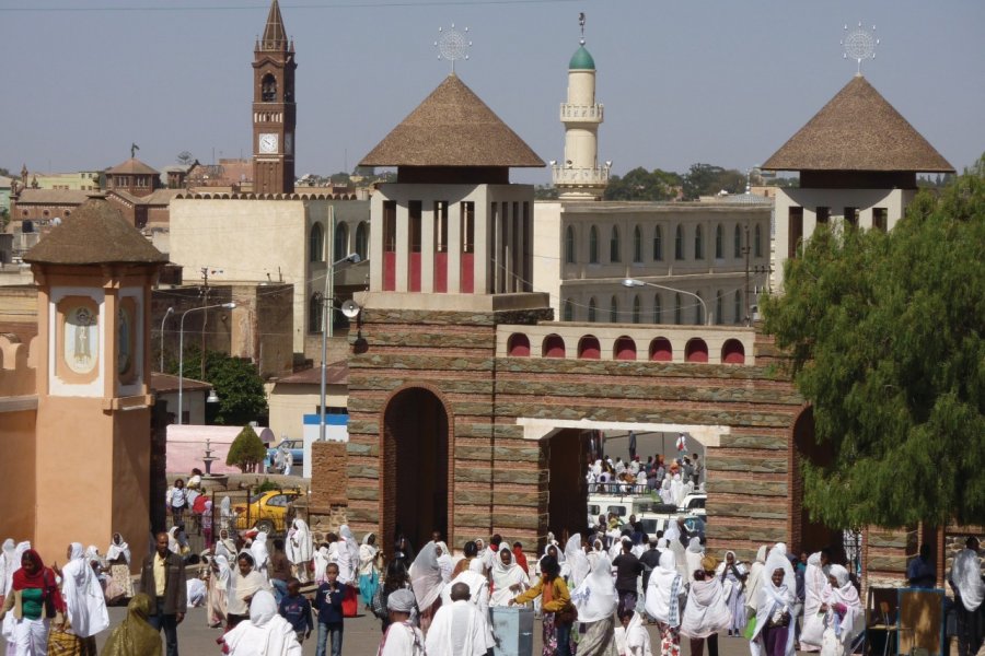 Les tours de la cathédrale orthodoxe, le clocher de la cathédrale catholique et le minaret de la Grande Mosquée témoignent de la diversité religieuse qui règne dans le pays. Charlotte FICHEUX