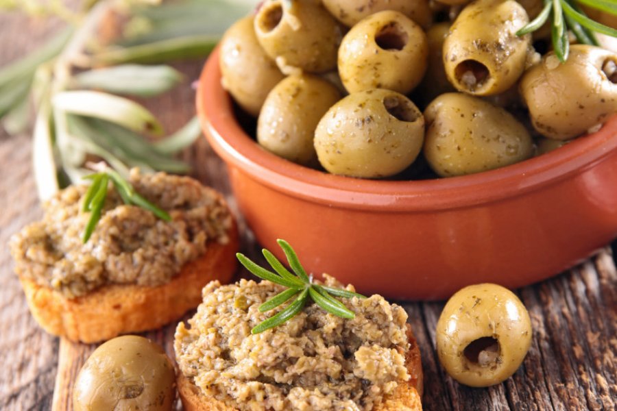 Les spécialités à base d'olives sont nombreuses dans la région (© margouillat photo - shutterstock.com))