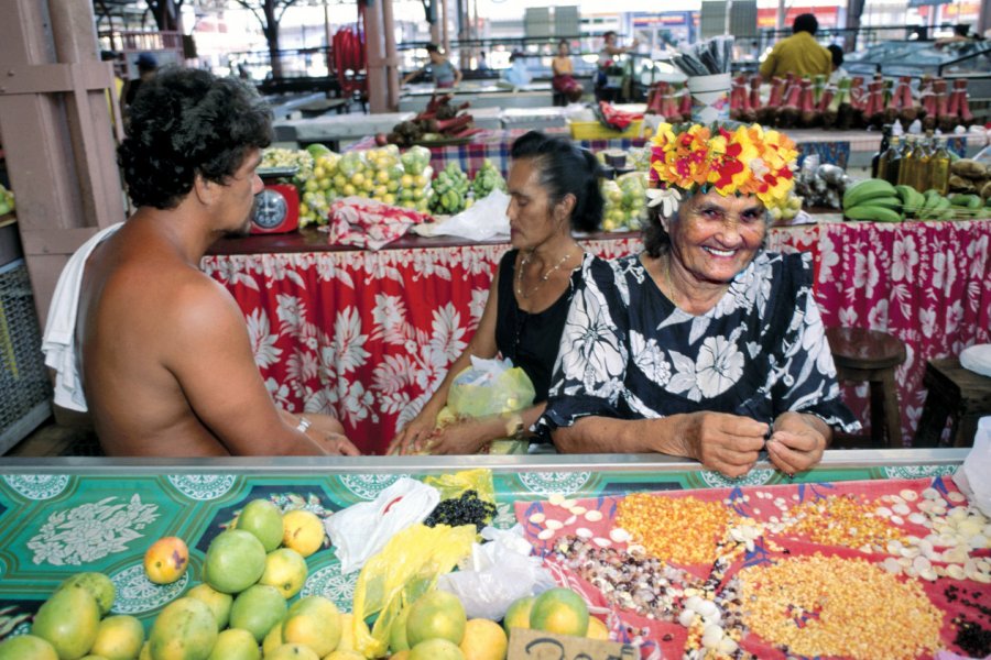 Une <i>Mama Ruau</i> fabrique des colliers de coquillages au marché de Papeete. Sylvain GRANDADAM